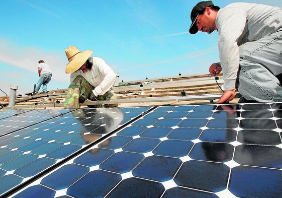 Instalación de placas solares en un edificio.