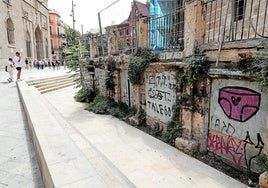 Daños sobre les covetes de los Santos Juanes en la plaza ciudad de Brujas