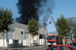 Imagen de archivo de un incendio en una nave.