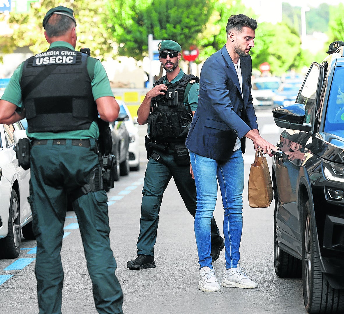 Rafa Mir se dispone a subir a un vehículo tras quedar en libertad.