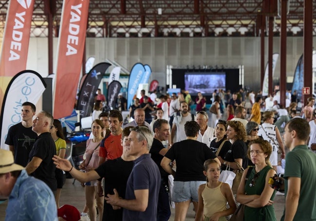 Miles de visitantes llenan el Tinglado 2 de La Marina en cada edición de ECOMOV.