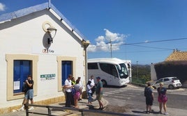 Un autobús junto a la estación del TRAM en Calp.