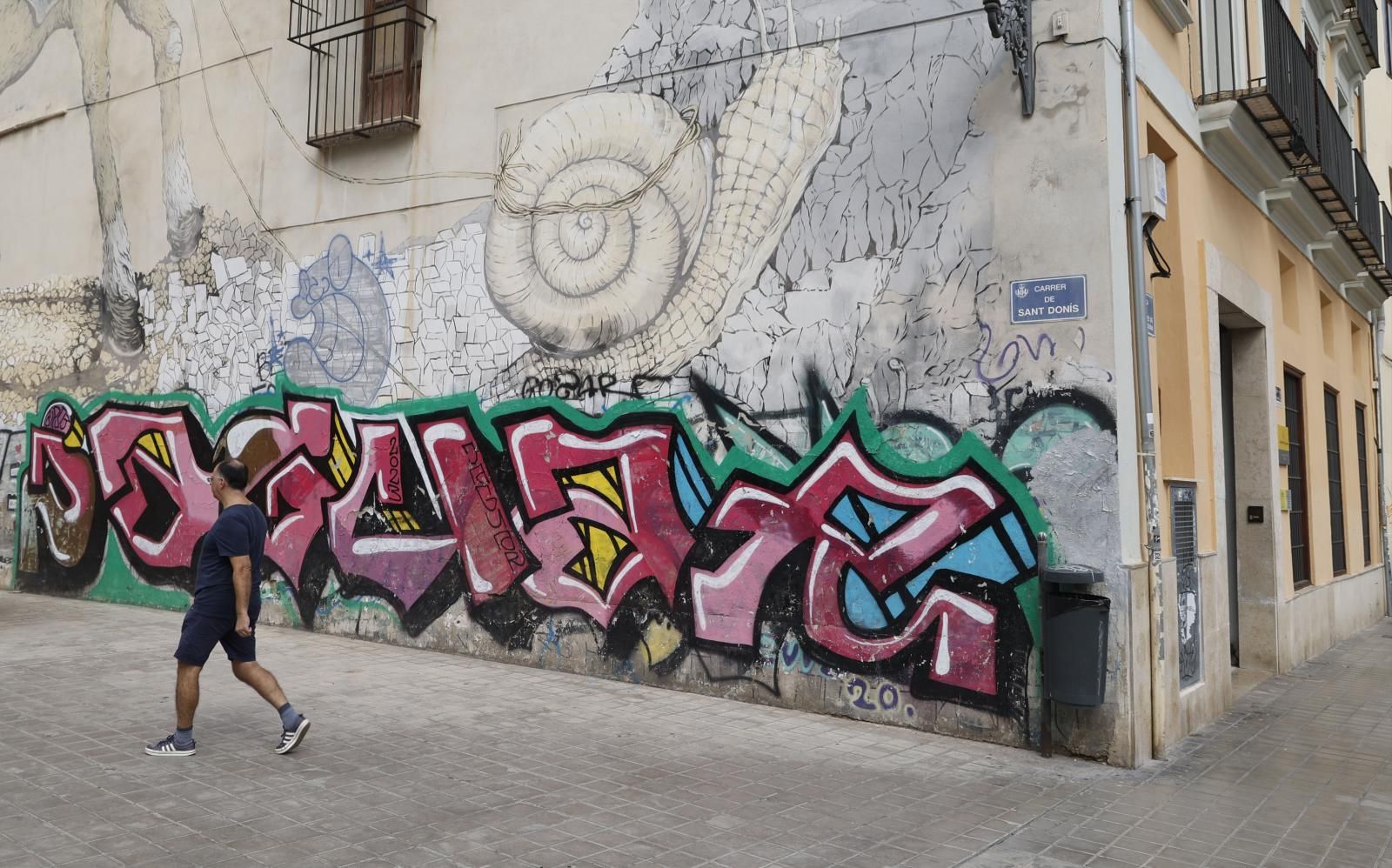 Graffitis y vandalismo en el centro histórico de Valencia