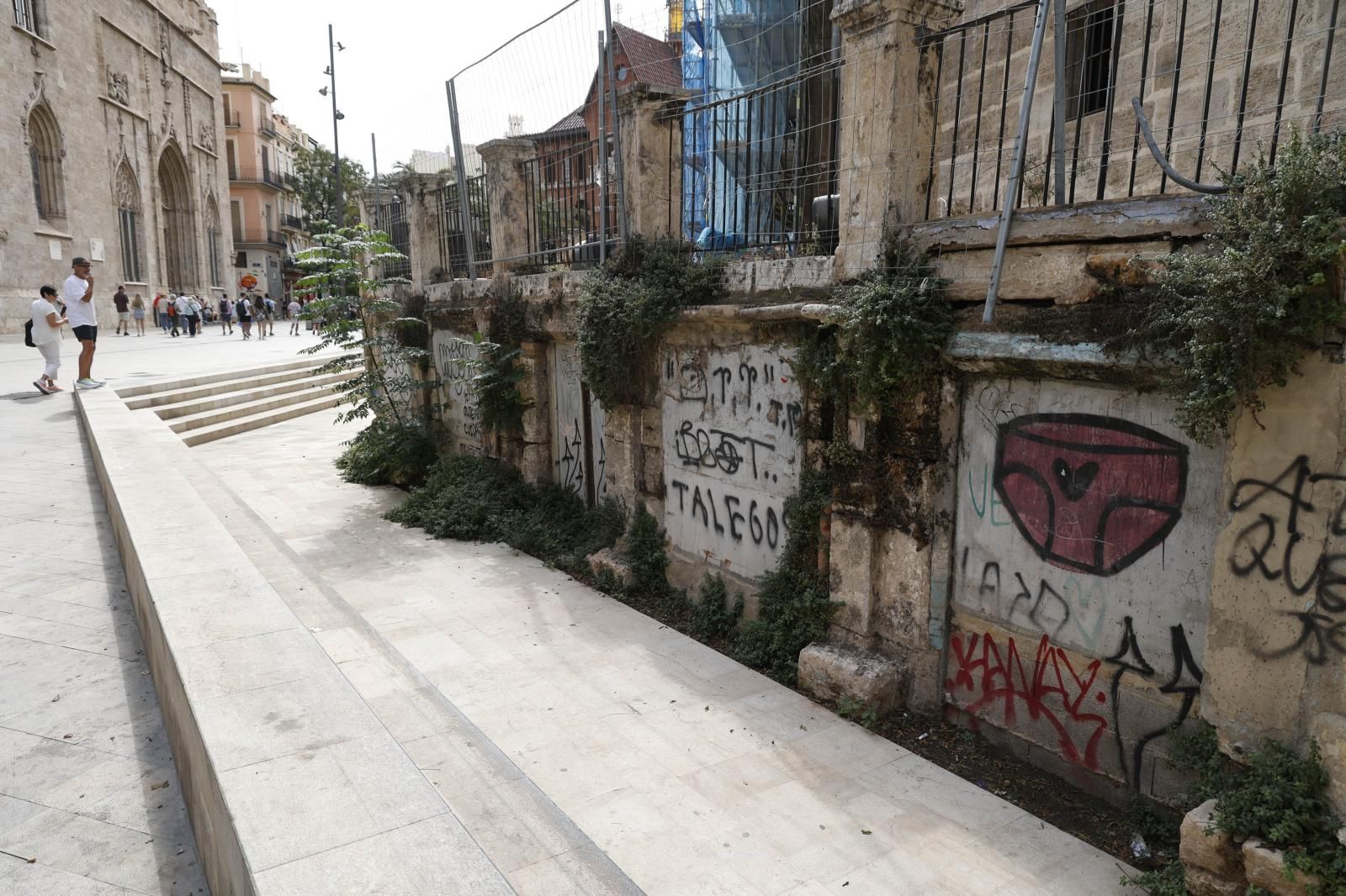 Graffitis y vandalismo en el centro histórico de Valencia