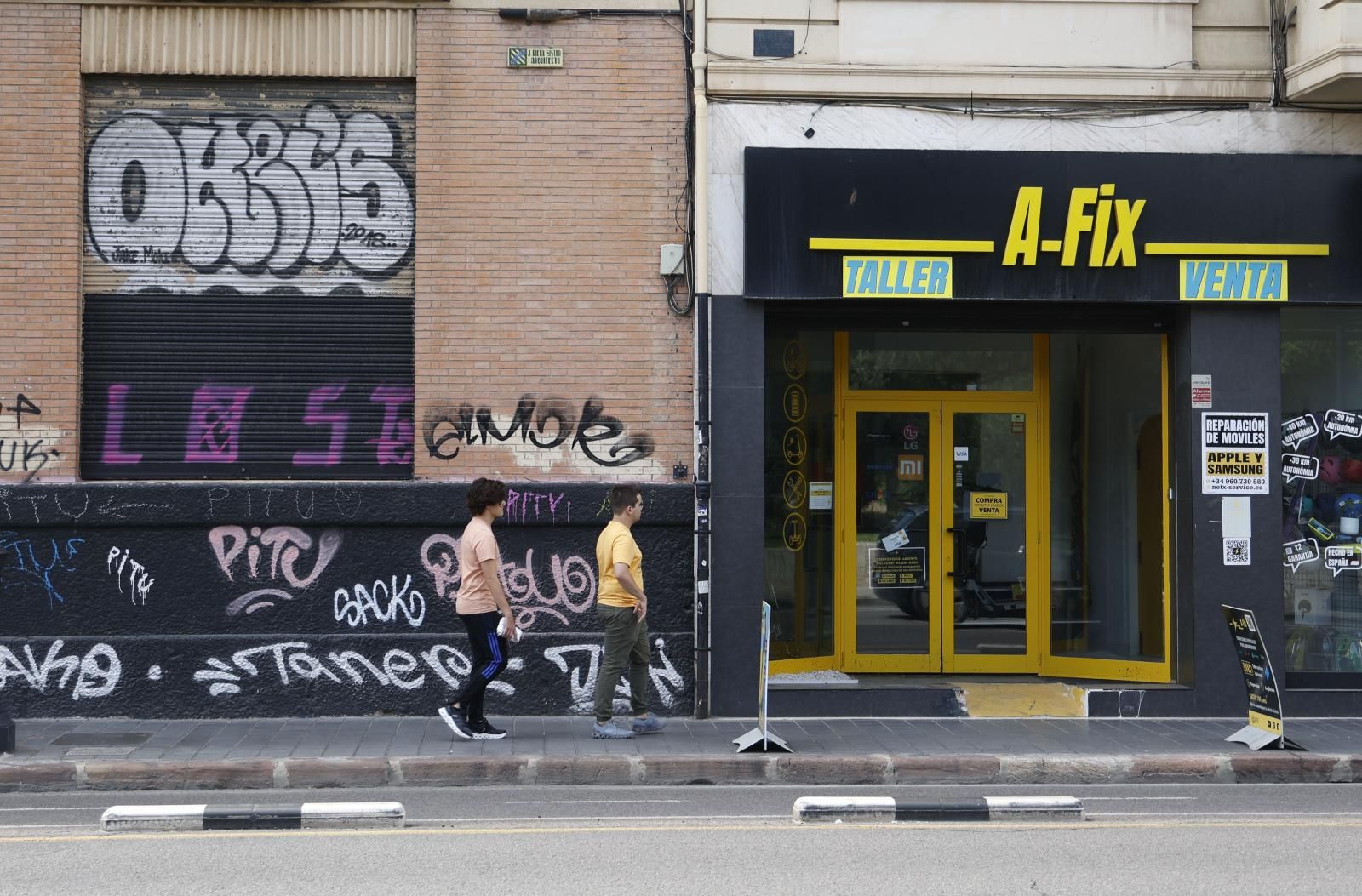 Graffitis y vandalismo en el centro histórico de Valencia