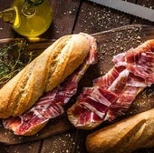 Bocadillos de jamón a 15 euros: los desorbitados precios en aeropuertos, hospitales y gasolineras