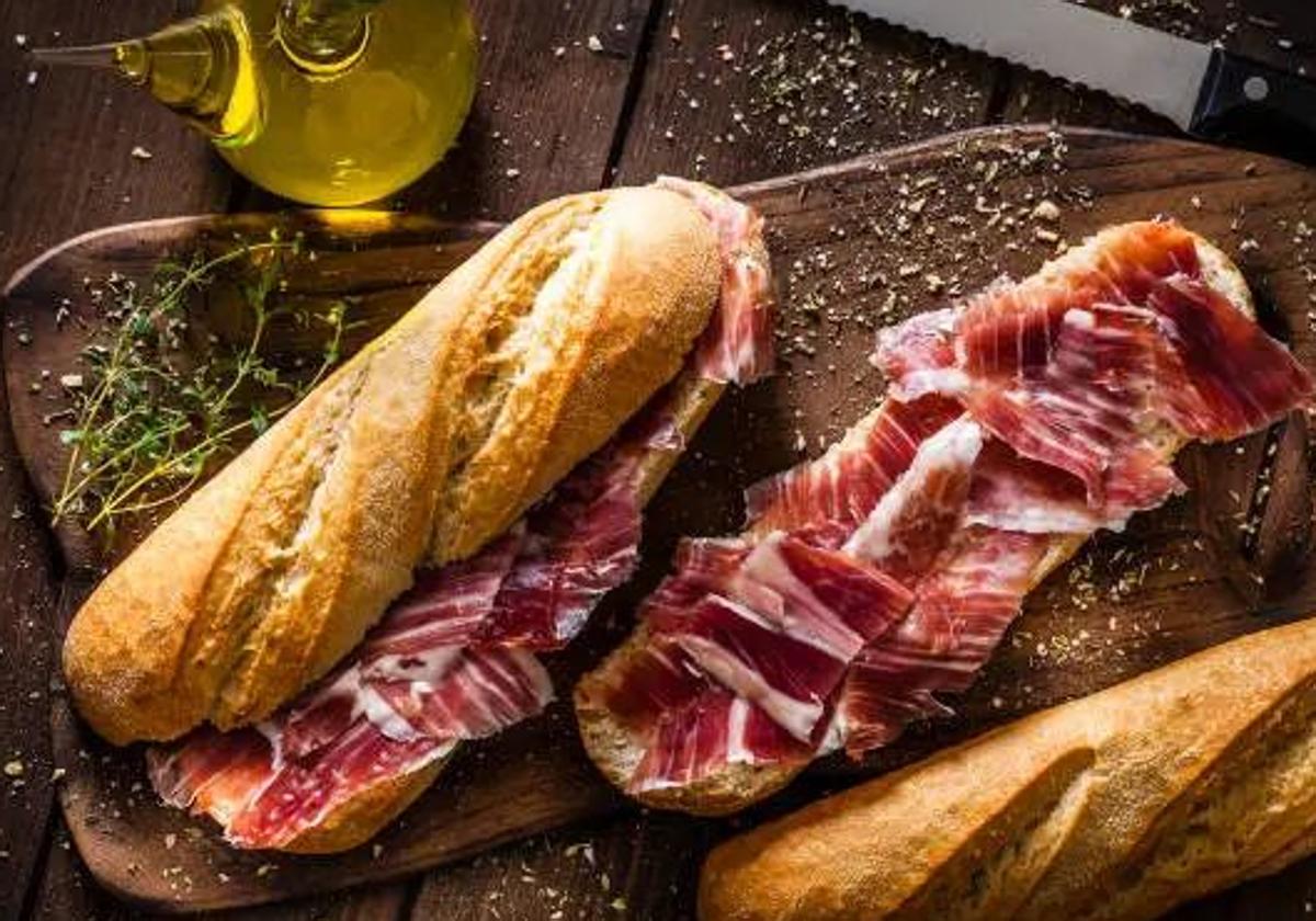 Un bocadillo de jamón en una imagen de archivo.