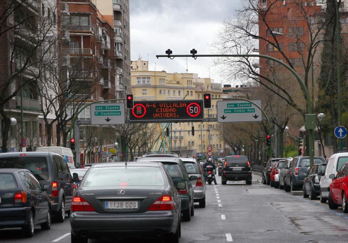 Un semáforo en Madrid, en una imagen de archivo.