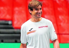 El capitán del equipo español de Copa Davis, David Ferrer, durante un entrenamiento en la Fonteta.