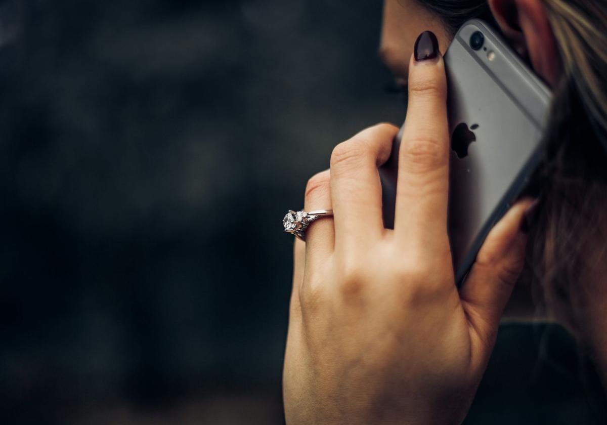 Una mujer responde a una llamada de teléfono.