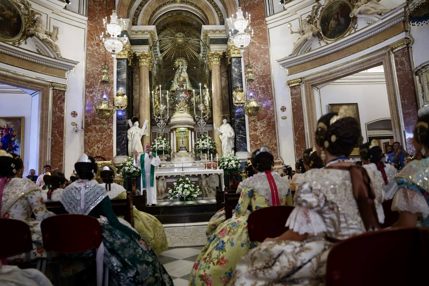 Las candidatas a fallera mayor de Valencia 2025 visitan la Basílica de la Virgen