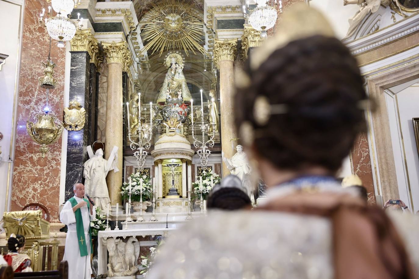 Las candidatas a fallera mayor de Valencia 2025 visitan la Basílica de la Virgen