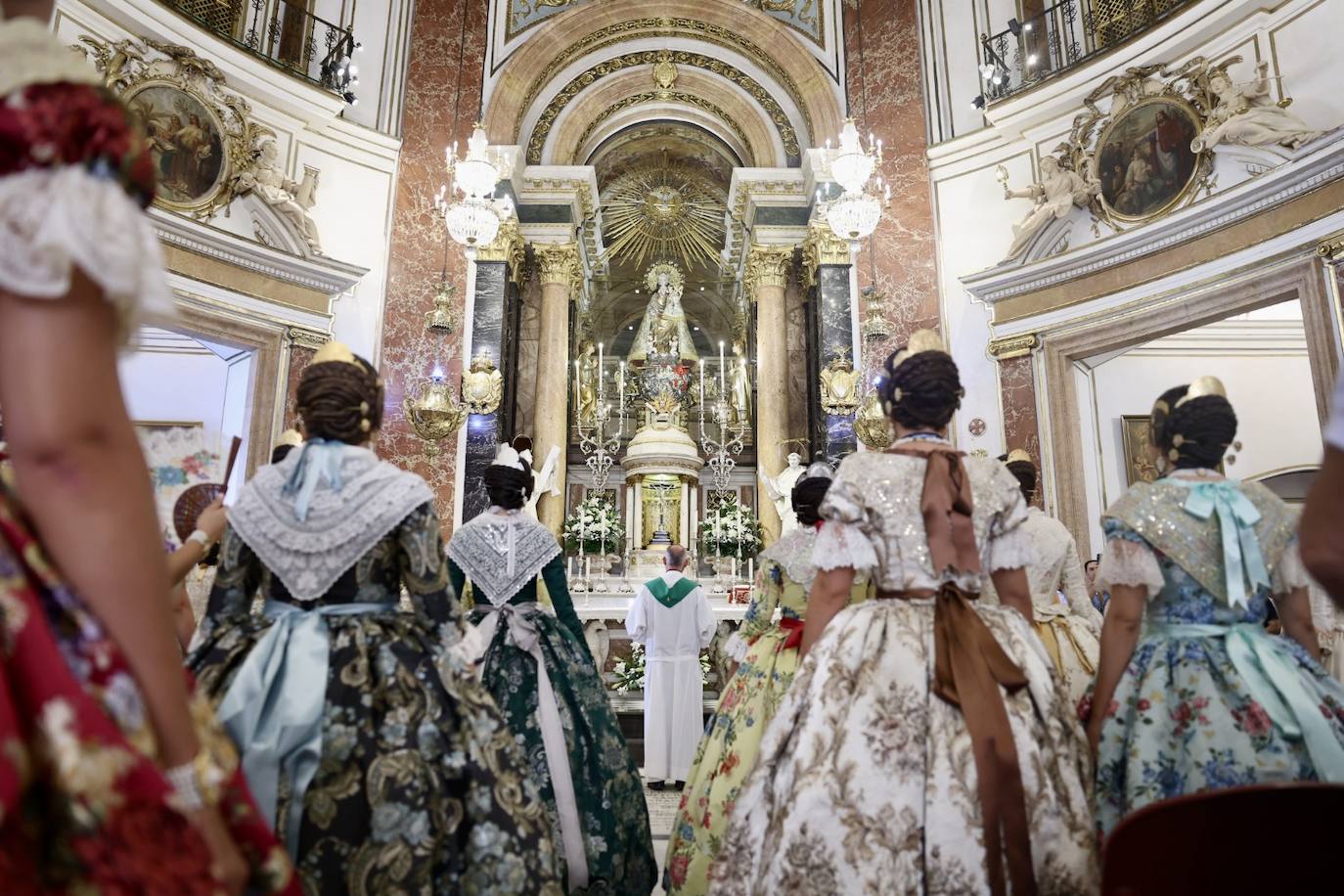 Las candidatas a fallera mayor de Valencia 2025 visitan la Basílica de la Virgen