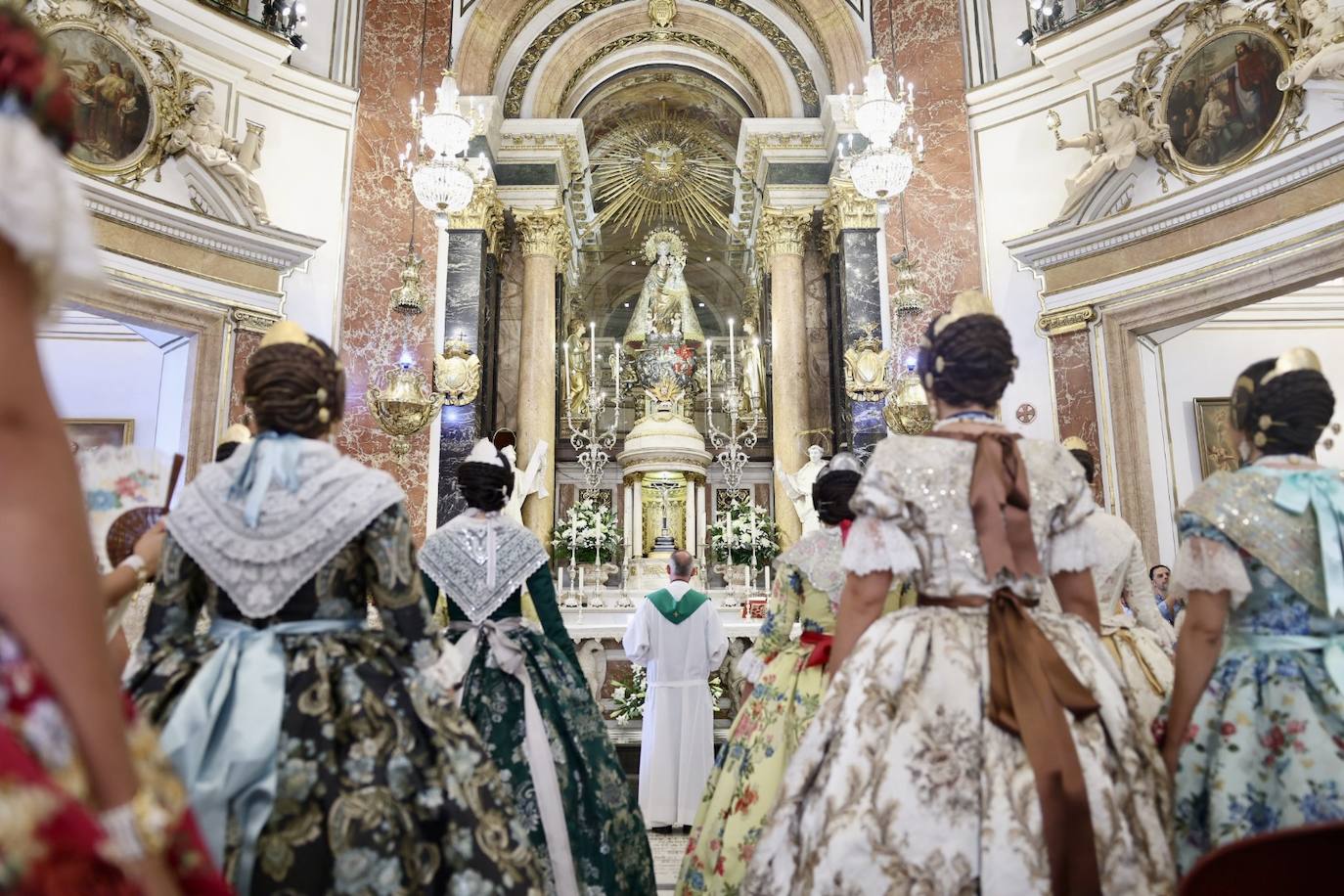 Las candidatas a fallera mayor de Valencia 2025 visitan la Basílica de la Virgen