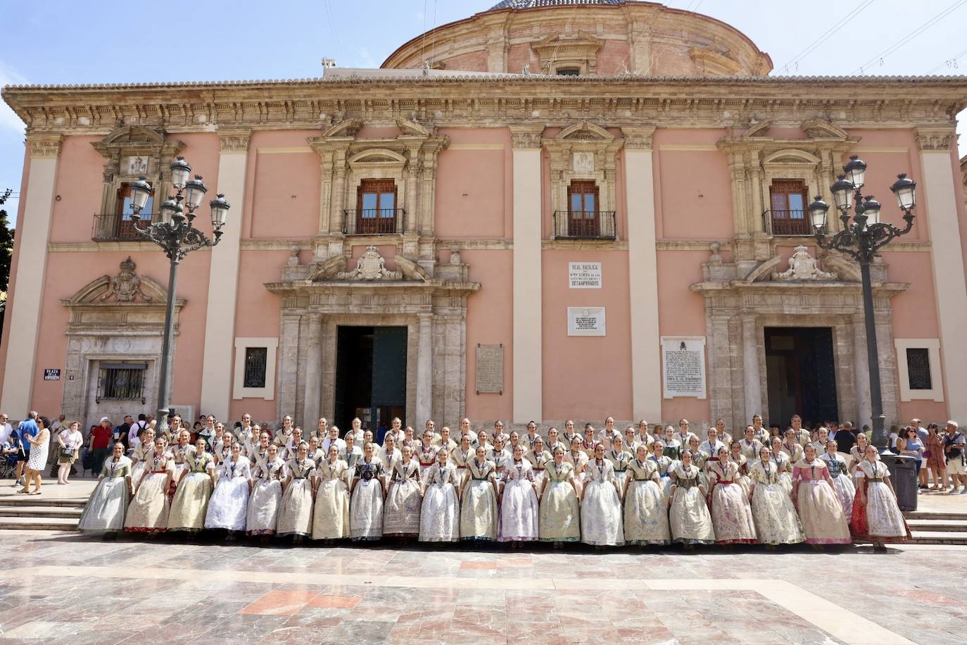 Las candidatas a fallera mayor de Valencia 2025 visitan la Basílica de la Virgen