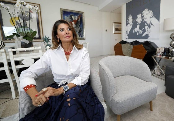 Esther Pastor, en el salón de su casa ubicado en una de las zonas más exclusivas de Valencia, con vistas al cauce del río.