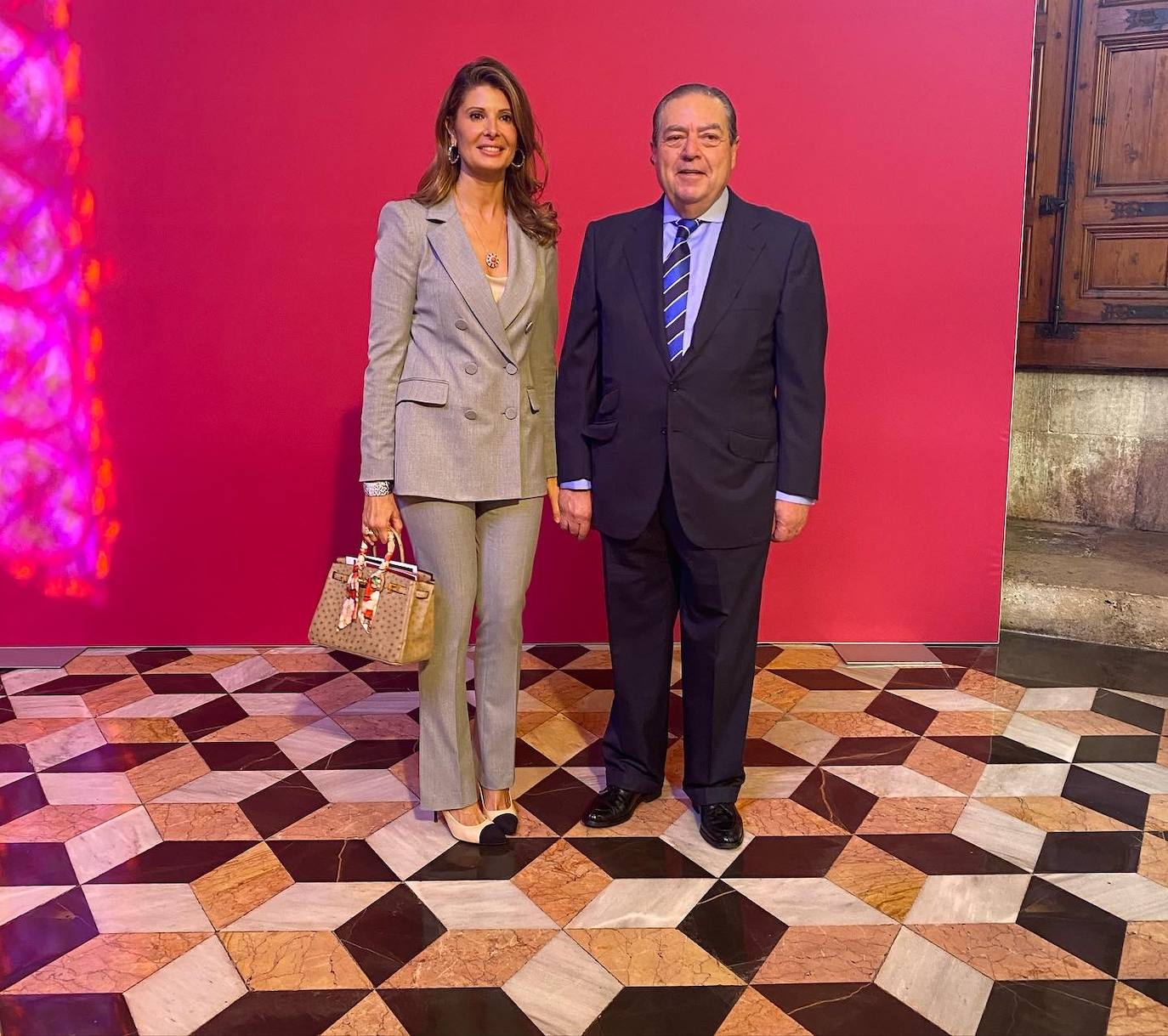 Esther lleva traje de chaqueta de Zara, zapatos Chanel y el Birkin avestruz de Hermes.