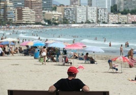 Turistas en Benidorm este verano.