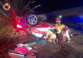 Coche volcado en Sagunto.