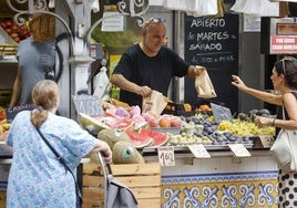 Atención en un puesto del Mercado Central de Valencia.