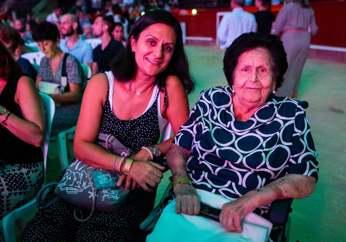 Imagen principal - La centenaria Carmen García y su nieta Carmen Tomás y Sagrario Martínez con su hija María José González.