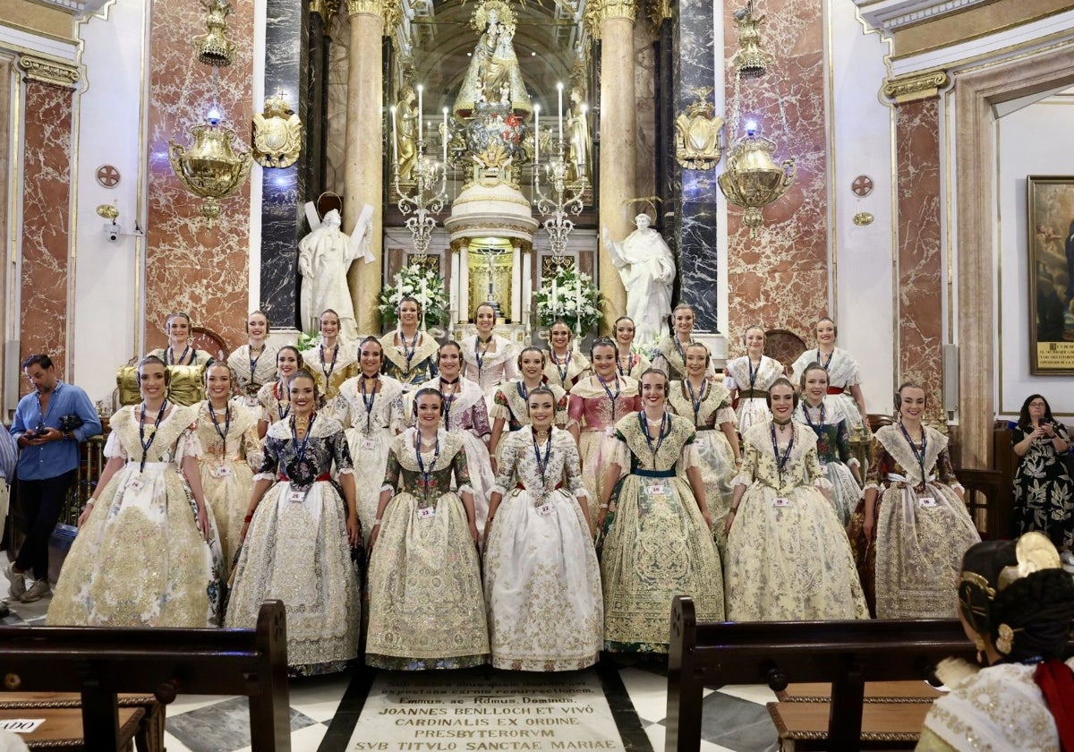 Candidatas a fallera mayor de Valencia 2025, en la Basílica de la Virgen, este domingo.