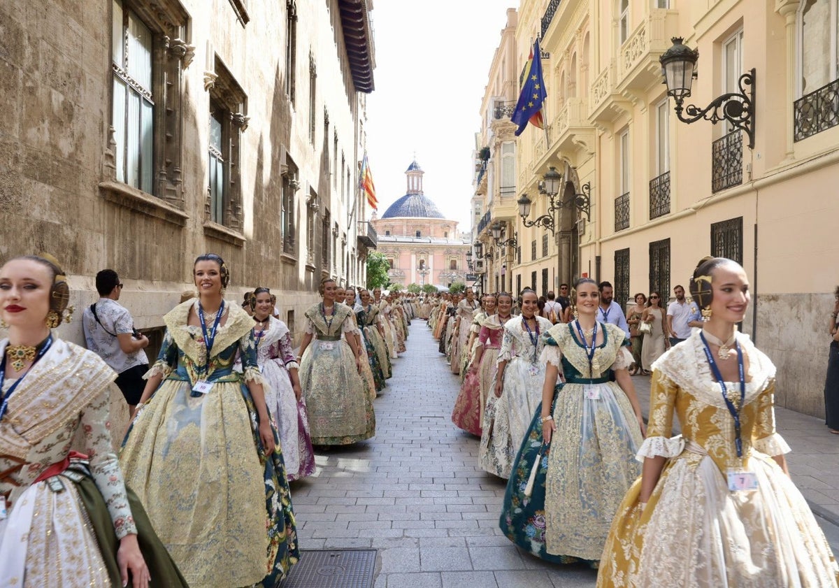 Imagen principal - Primera prueba realizada de las aspirantes a falleras mayores de Valencia de 2025.