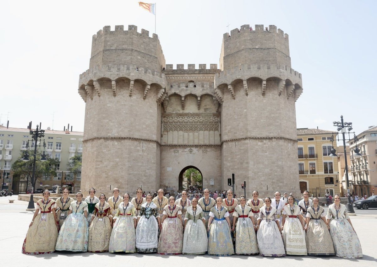 Imagen secundaria 1 - Primera prueba realizada de las aspirantes a falleras mayores de Valencia de 2025.