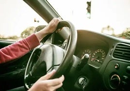 Una persona al volante en una iamgen de archivo.