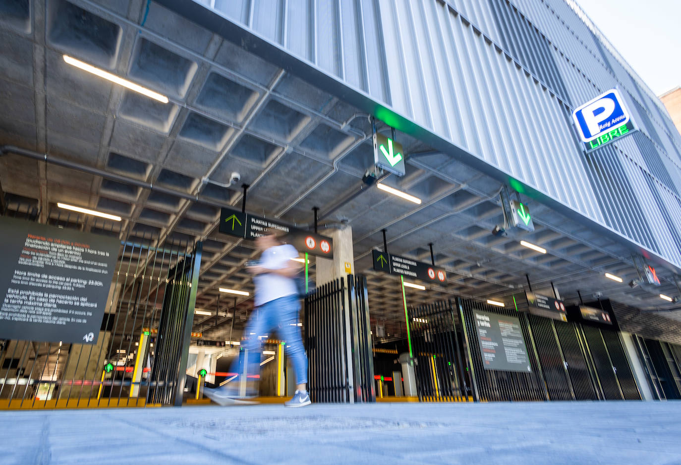 Fotos: así es el nuevo aparcamiento Roig Arena en Valencia, con 8 plantas y más de 1.000 plazas