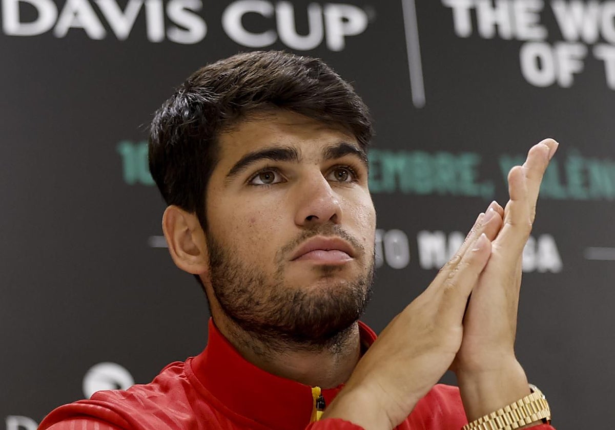 Carlos Alcaraz durante la rueda de prensa previa al inicio de la Copa Davis 2024.