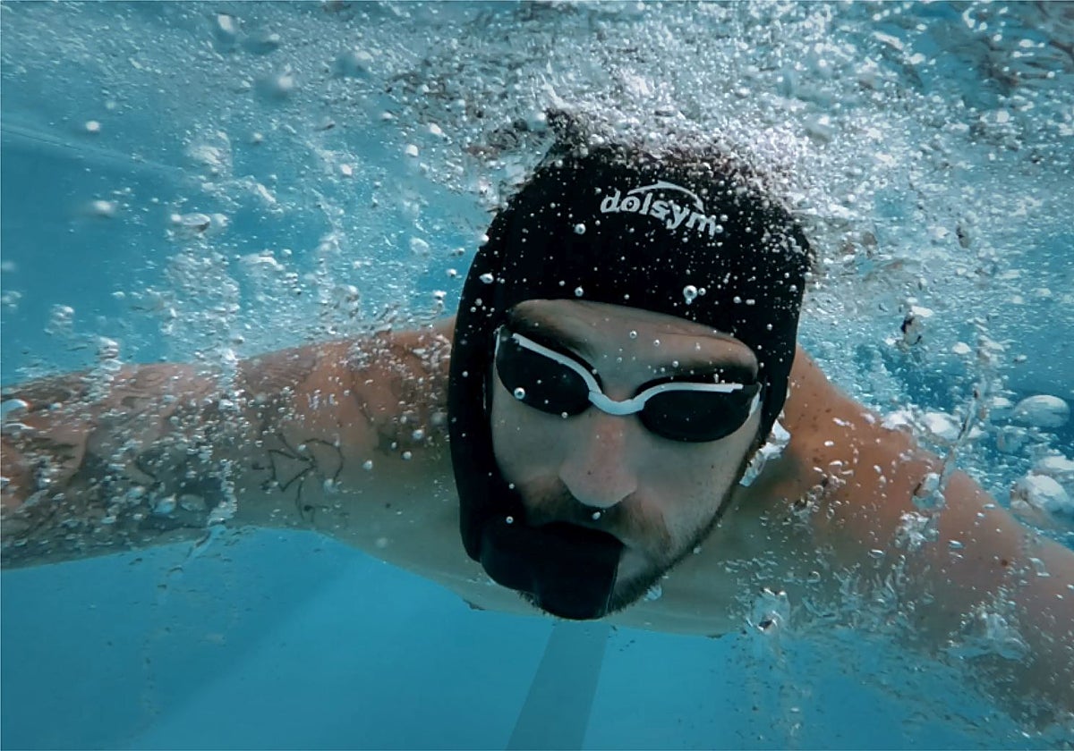 Un usuario, con Dolsym, bucea sin tener que sacar la cabeza del agua.