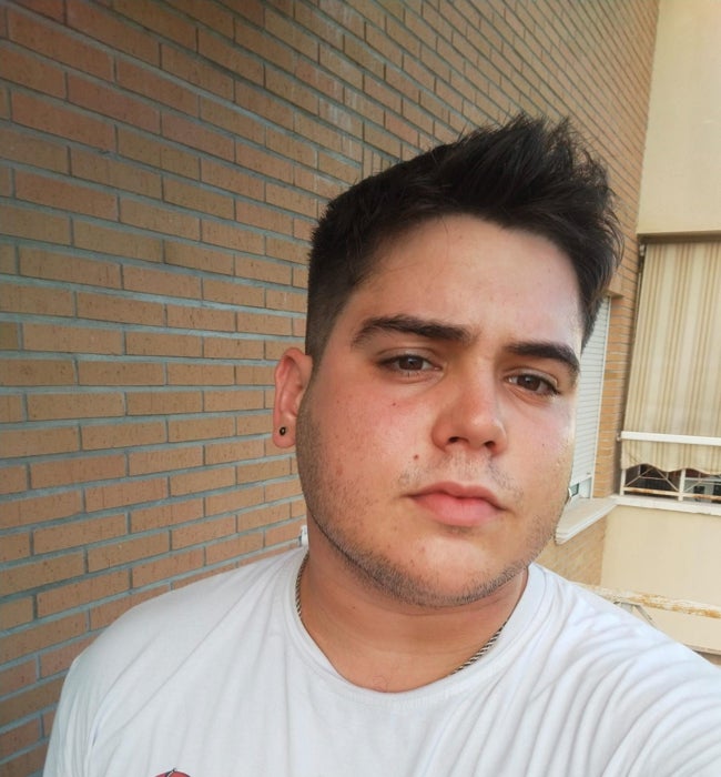 Liroy Ruiz, estudiante del doble grado en Viola y Sonología en el Conservatorio Superior de Valencia.