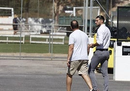 Rafa Mir abandona la Ciudad Deportiva de Paterna.