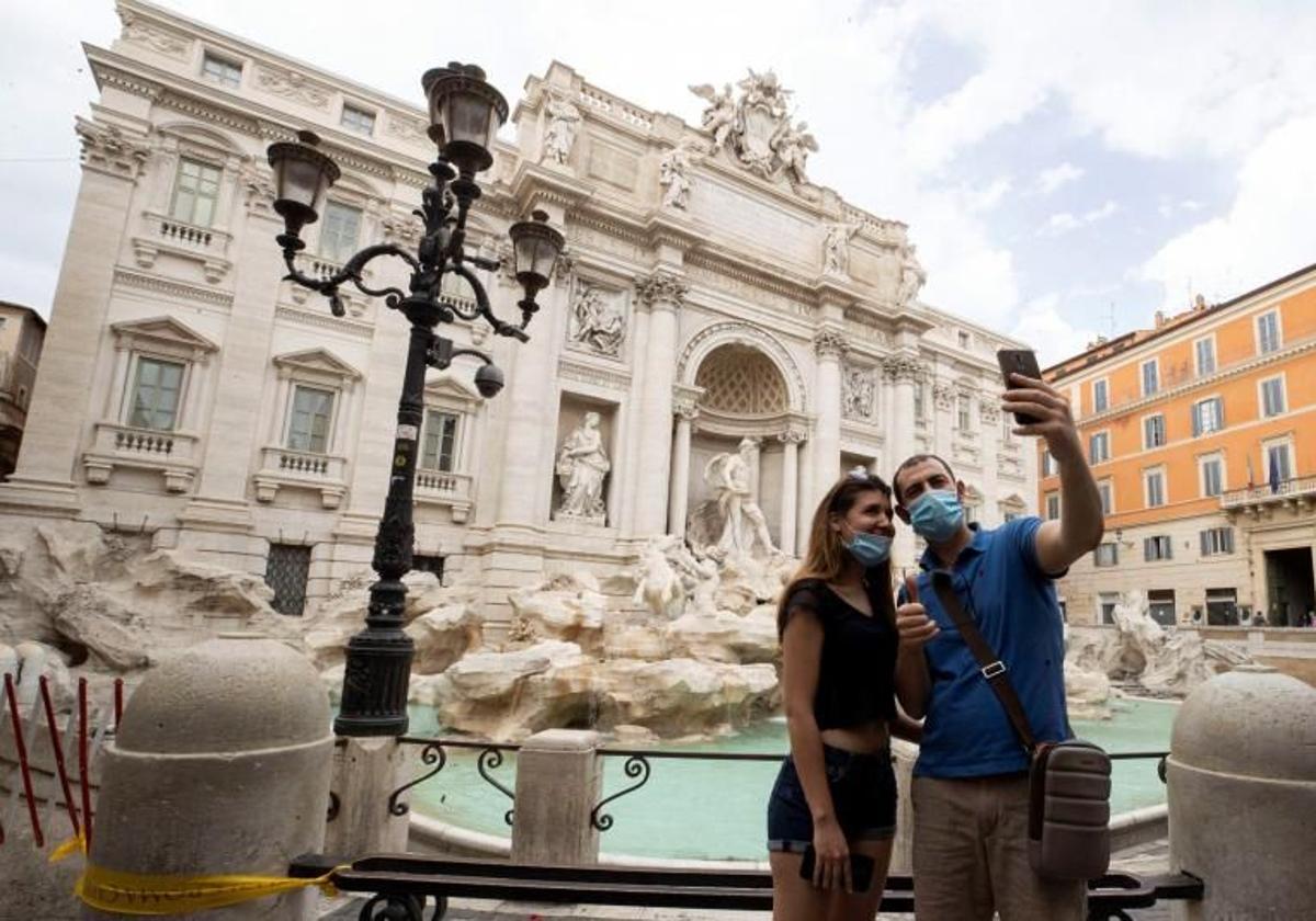 Una pareja se hace una fotografía en la Fontana di Trevi durante la pandemia