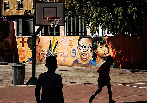 Dos alumnos en el patio de su colegio durante el primer día de clase.