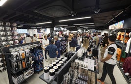 La nueva tienda del Valencia CF en la calle Colón abre sus puertas