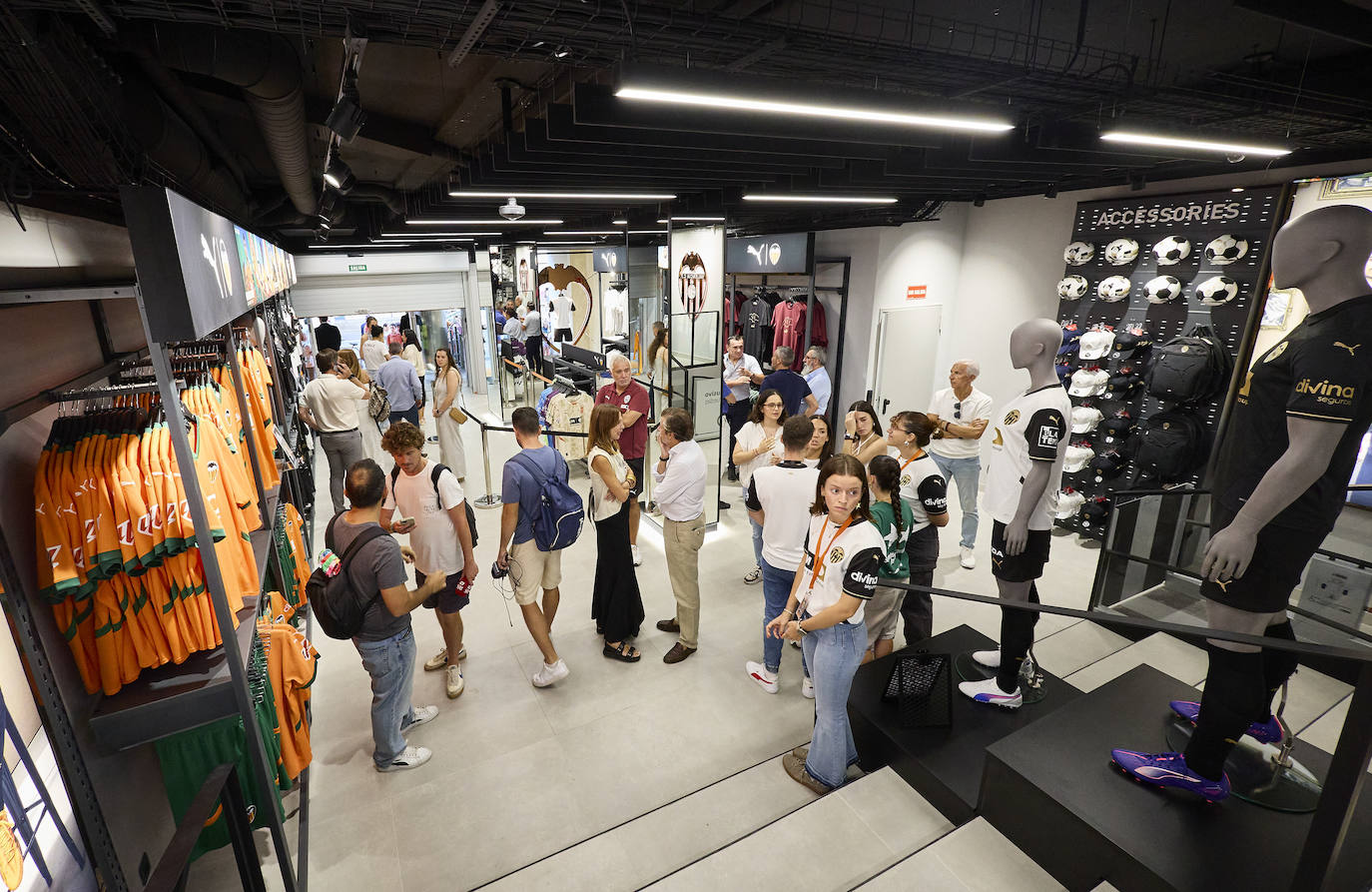 La nueva tienda del Valencia CF en la calle Colón abre sus puertas