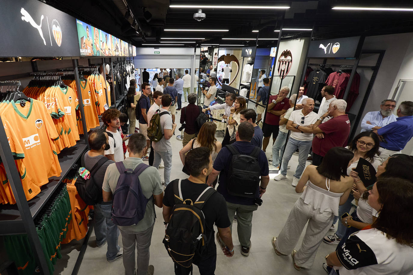 La nueva tienda del Valencia CF en la calle Colón abre sus puertas