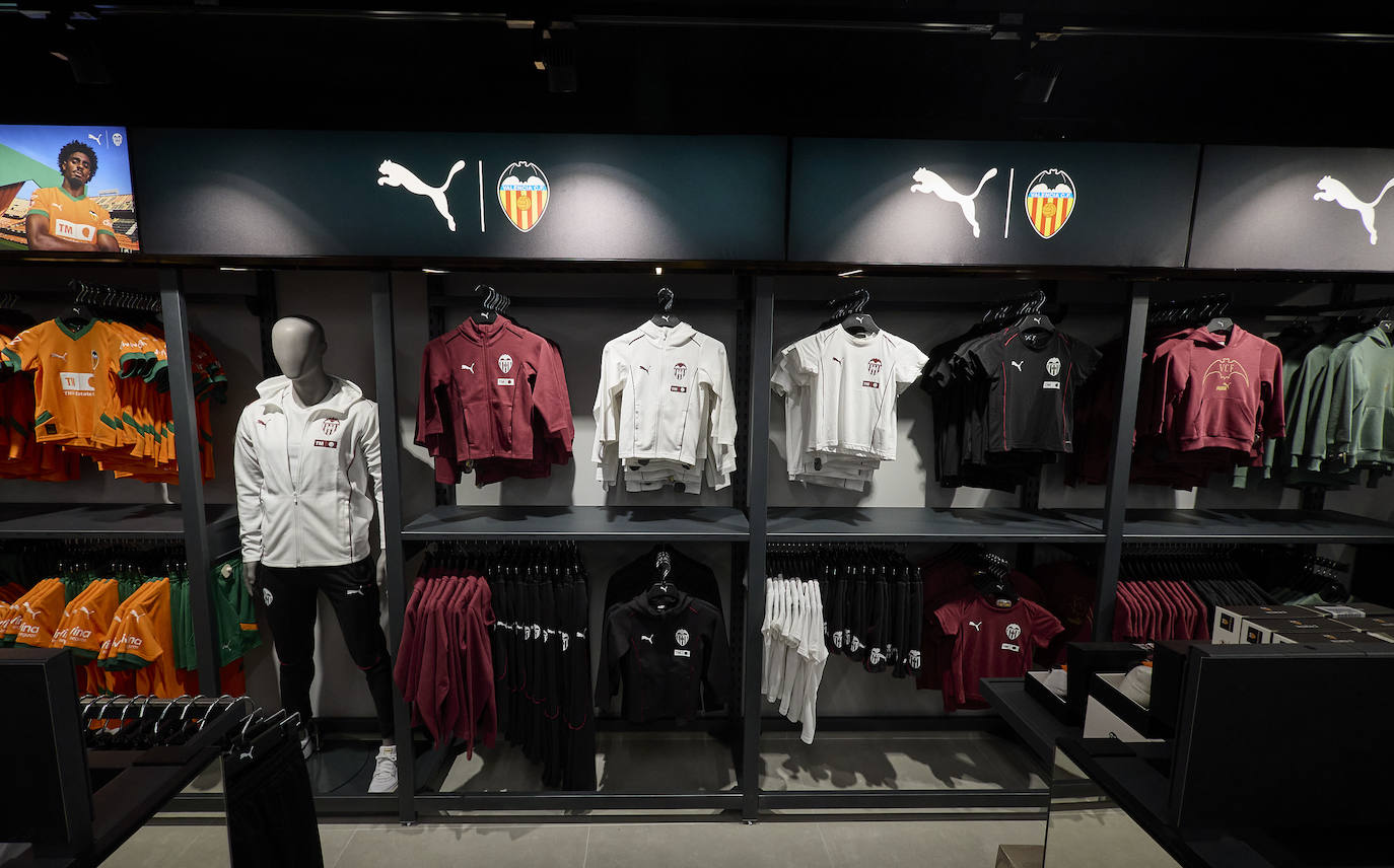 La nueva tienda del Valencia CF en la calle Colón abre sus puertas