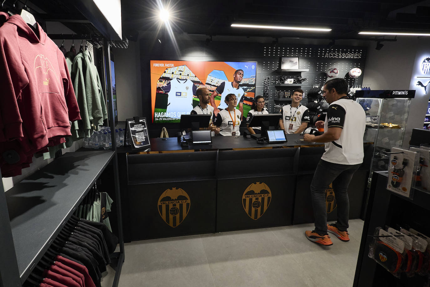 La nueva tienda del Valencia CF en la calle Colón abre sus puertas