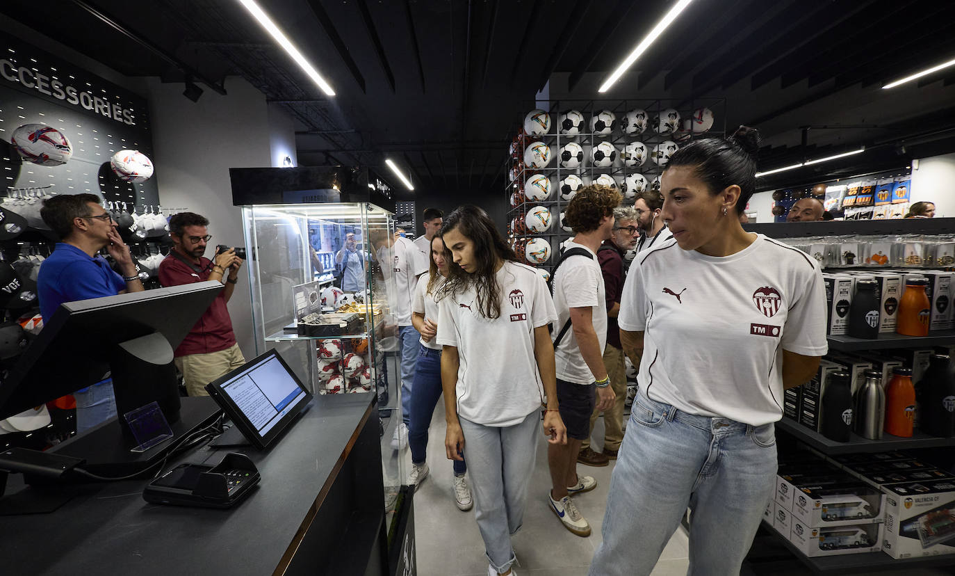 La nueva tienda del Valencia CF en la calle Colón abre sus puertas