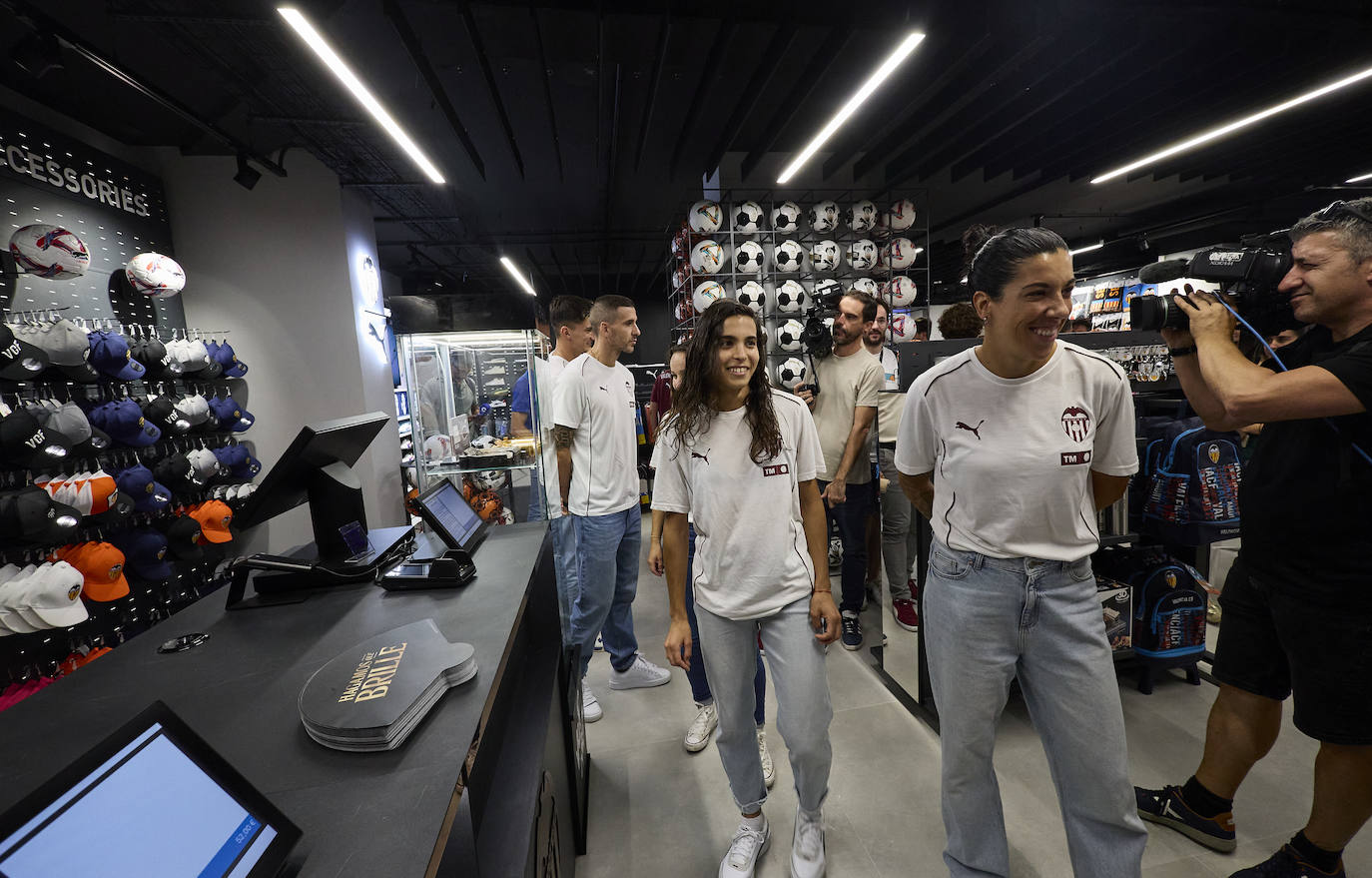 La nueva tienda del Valencia CF en la calle Colón abre sus puertas