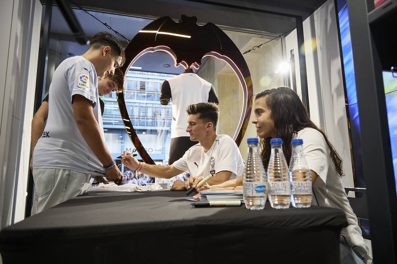 La nueva tienda del Valencia CF en la calle Colón abre sus puertas