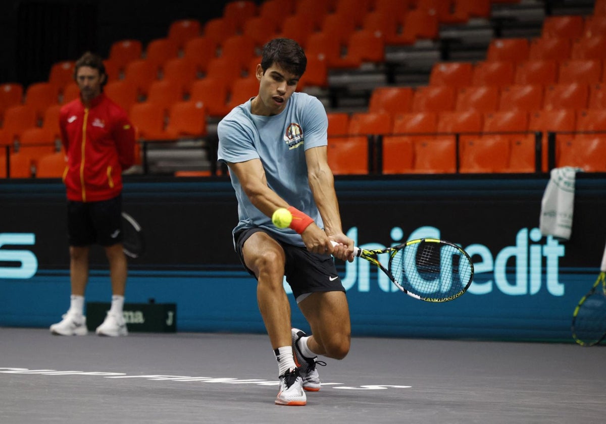 Carlos Alcaraz se entrena en Valencia, en las instalaciones de la Copa Davis.