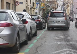 Un conductor busca plaza de aparcamiento por las calles de Valencia.