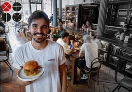 Álex González sostiene una Singular Burger, la mejor hamburguesa del mundo.