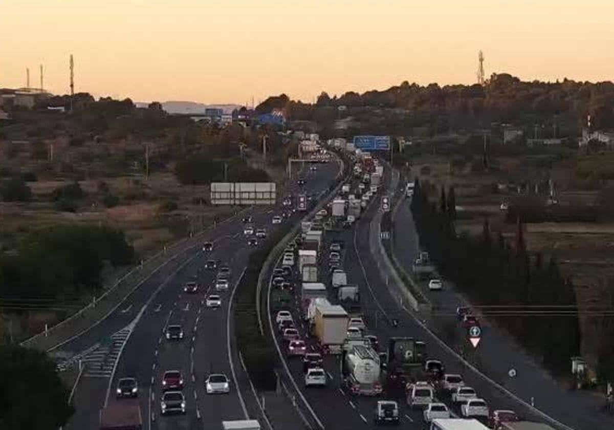 Más de 6 kilómetros de atascos en la A-7 y retenciones en las entradas y salidas a Valencia 