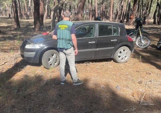 La Guardia Civil custodia un coche robado, en una imagen de archivo.