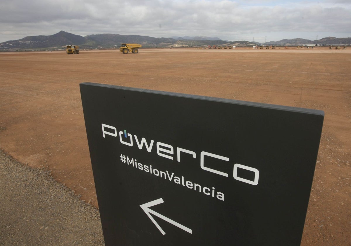 Cartel de Power Co en el área en la que se levantará la gigafactoría, antes del inicio de las obras.